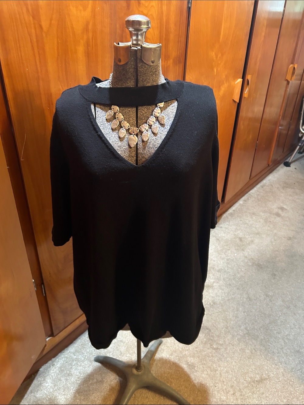 Avenue Black V-Neck Short Sleeve Knit Top